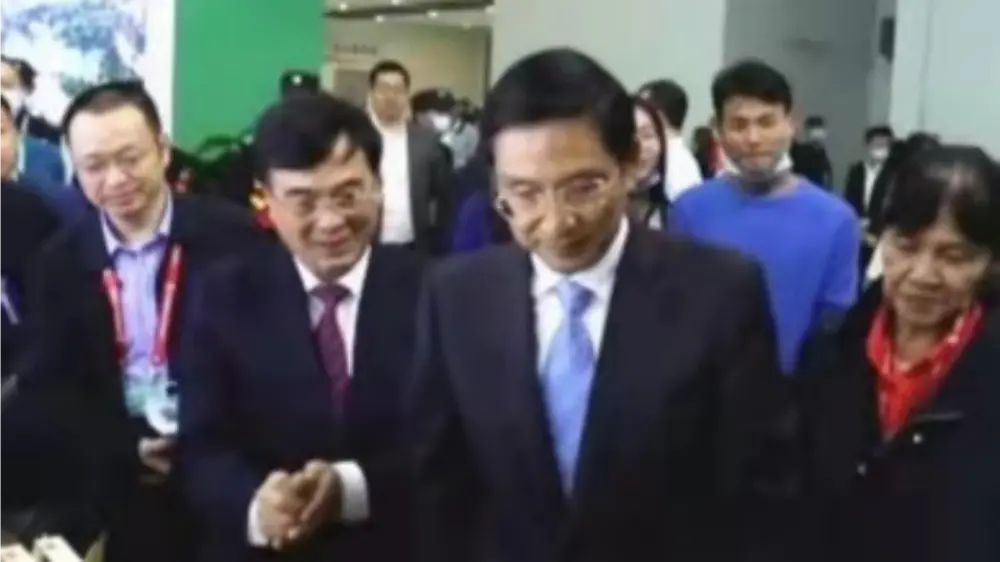 Le vice-gouverneur du gouvernement populaire de la province du Jiangxi visite notre stand à l'exposition forestière provinciale