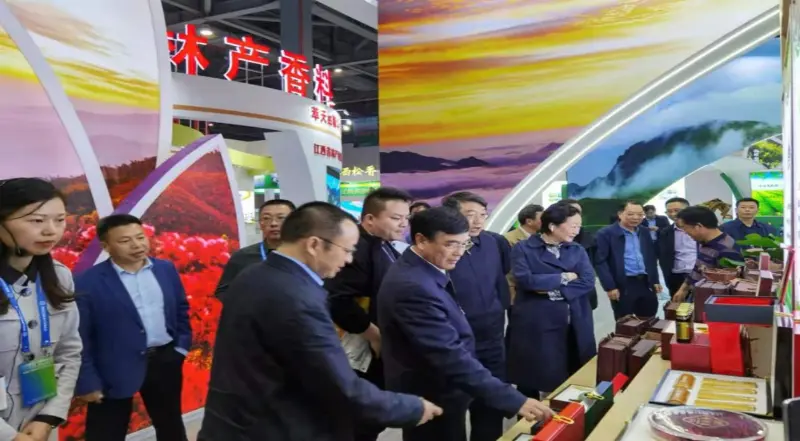 Les dirigeants de l'Administration nationale des forêts et des prairies et du Bureau provincial des forêts du Jiangxi inspectent notre stand à l'Expo forestière provinciale